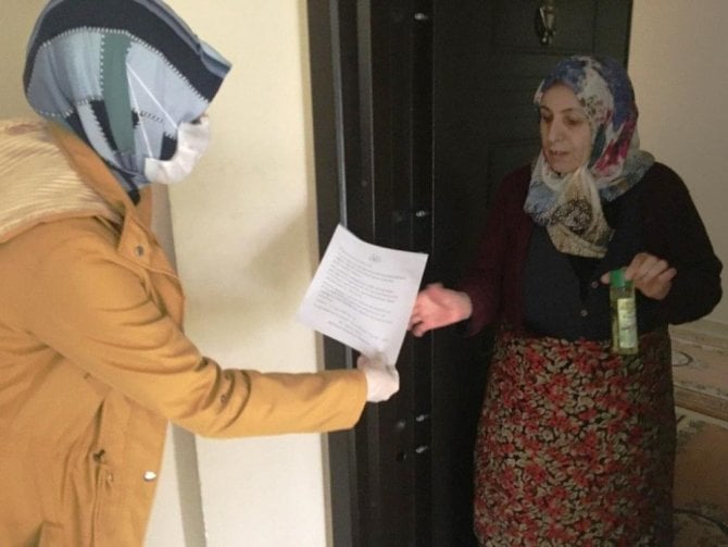 Yaşlılar eve gençler sokağa